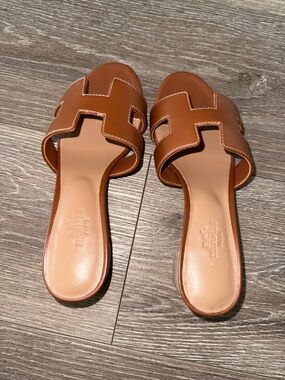 Hermès-Style Brown Leather Slide Sandals